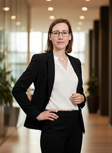 Profesionální AI business portrét ženy v bílé košili vytvořený ze selfie