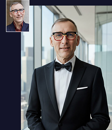 Srovnání: Profesionální portrét muže s červenými brýlemi a motýlkem vs. původní civilní foto