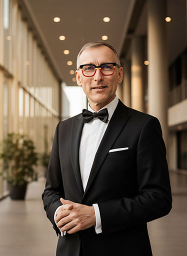 Muž v brýlích a tuxedu s motýlkem